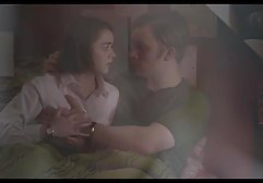 شخص ساده فلم های سکی و معصوم تهیه شده در مقابل وب کم استمناء می کند