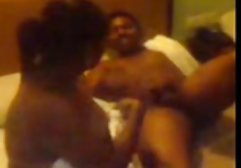 عوضی می پرسد او را بین جوانان بزرگ فاک می کند، و سپس سرطان می گیرد و یک عضو با نوسان وارد این گربه زرق و برق دار شلخته می فیلم های پورن خارجی شود