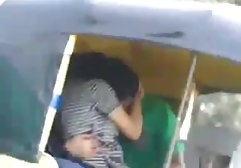 جوجه های داشتان سکشی زیبا حفره های باریک خود را بر روی دوربین نشان می دهند