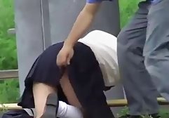 دانش آموز جوان به شدت دیک سکس های خارجی بزرگ را می بوسد