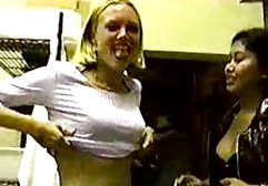 یک دانلود فیلم سکسیخارجی زن و شوهر ازدواج فیلم های خانگی خود را در اتاق نشیمن ساخته اند.