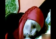 عوضی برهنه عکس و داستان سکسی با گربه تراشیده خودش خودش را با اسباب بازی پر می کند