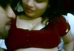 این شخص در حال تماشای یک مجله پورنو است و داستانهای سکسی خانوادگی عوضی او خروس او را با پاهای خود حرکات تند می کند