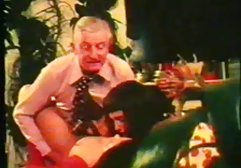 خانم افسون کس را با ابزارهای خود گسترش داده و از شور و نمایش فیلم سوپر خارجی شوق لذت برده است