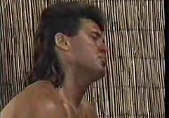 همسایگان در حال غرق شدن در درون هستند، و این شخص لعنتی زن چاق او در صد داستانهای سکسی کرست است