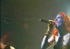 زن بالغ می خواهد خودش ویدیوسکس خارجی را سربلند کند