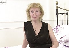 دختر زیبا در آشپزخانه با سیاه و فیلم سیکس خارجی سفید در