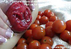 یک دختر سبز زیبا که عکس و فیلم سکسی به طور کامل با خالکوبی پوشانده شده بود، در طول یک سفر ممنوعه به اتاق مردان، که در آن او به شدت در دهان قرمز و گربه خشمگین هیجان زده بود، توسط یک پسر عضلانی گرفتار شد.