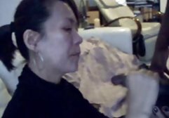 کارینا داستان های سگسی پاهای خود را روی میز آشپزخانه پخش کرد