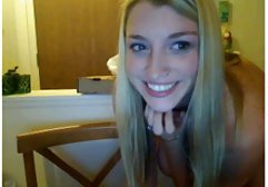 بلوند بالغ گاه به گاه پسر جوان را فیلمهای سکسی آمریکای گمراه می کند