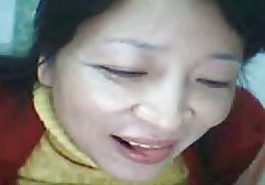 دختر بلوند با پاهای خود را می داشتان شکشی کشد