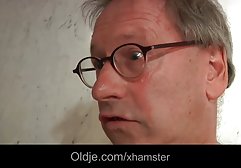 دختر زیبای اول اسباب بازی های جنسی مورد علاقه خود را خورد صد داستان شهوتی و بنابراین او با استفاده از بزاق به طوری که آن را آسان تر می شود وارد سوراخ