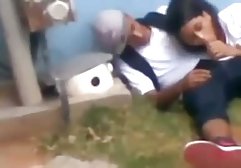 سبزه یک فلیم سوبر خارجی دیک چربی مکیده و سخت روی زمین تمرین می کند