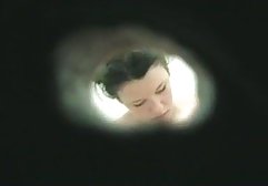 دختر جوان با شوق و احشاء شورت های مورد علاقه اش را بیرون کشید قصه ی سکسی و این مرد فورا شروع به آرام کردن دخترش کرد