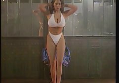 جوجه ی جوان، گربه ی او را در کف دست فيلم سوبر خارجي می کشد