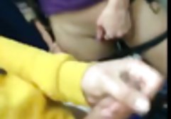 الاغ مزرعه همجنسگرایان با زبان، راننده تراکتور جوان، دیک خود را که از نارضایتی ناراحت کننده است، به داستان سگسی او می اندازد و او را سخت می کند