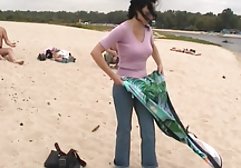 جوشیدن با خشم، یک پسر سفت به خانه دوست دخترش می ریزد. زنان در خانه نیستند، اما خواهر او هستند، که نگرانند که اگر او بیش از حد نداشته باشد، یک مرد عصبانی را گمراه می سایت خارجی فیلم سوپر کند