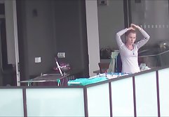 برده ی اطاعت کننده تمام دستورات معشوقه خود را انجام می دهد، که او برای نوشیدن باران طلایی افتخار دانلد فیلمهای سکسی دارد