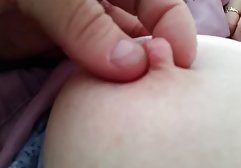 لزبین گتکا یک کدو تنبل فیلمهای سکی خارجی را بر روی زمین پراکنده کرده و در آن فرو ریخت