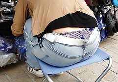 سبز انعطاف پذیر در لباس های نایلونی نشسته روی شکاف ها، پاهای او را فیلم سینمایی خارجی سکسی گسترش می دهد، لذت بردن از این است که روی آلت تناسلی