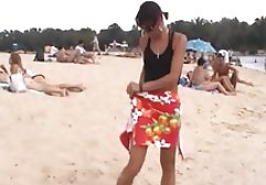 شخص ساده و معصوم جذاب خودش را در مقابل مردی که او را در دوربین دانلود ویدیو های سکسی می بیند، سرزنده می کند